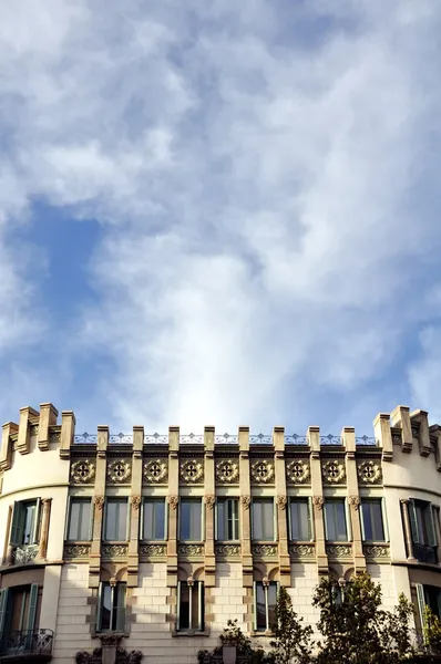 Stará budova s oblohou — Stock fotografie