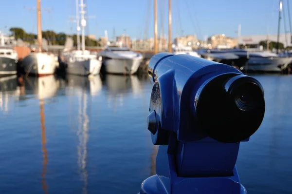 Turistický dalekohled na barcelonský přístav — Stock fotografie