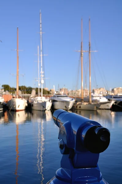 Toeristische telescoop in de haven van barcelona — Stockfoto