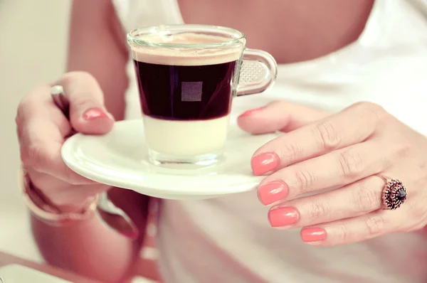 Kopje koffie in handen van de vrouw — Stockfoto