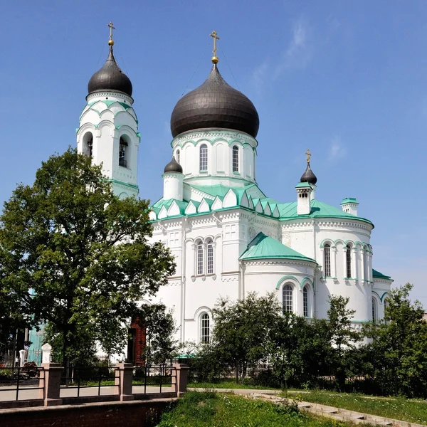 Белая церковь в Ломоносове — стоковое фото