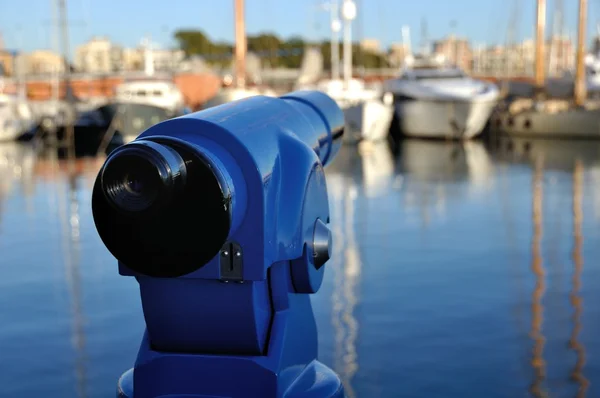 Turistický dalekohled na barcelonský přístav — Stock fotografie