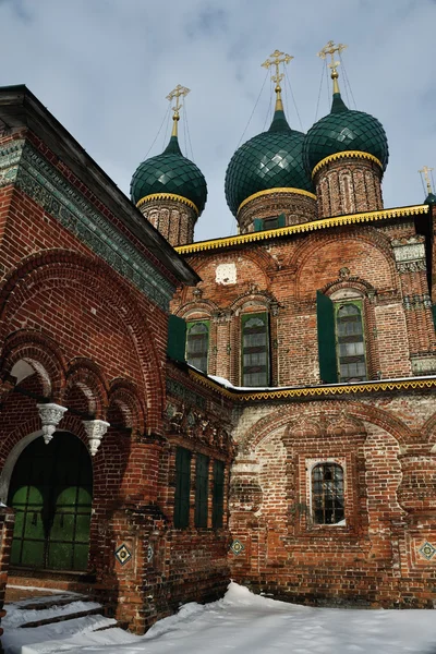 Gamla abandonned kyrkan på vintern — Stockfoto