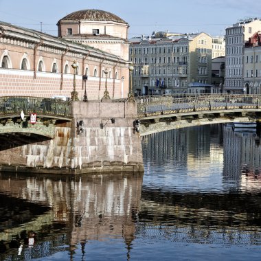 eski bina ve yansıma ile köprü
