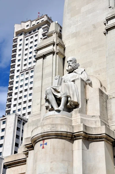 Estátua de Miguel de Cervantes Saavedra em Madrid, Espanha — Fotografia de Stock