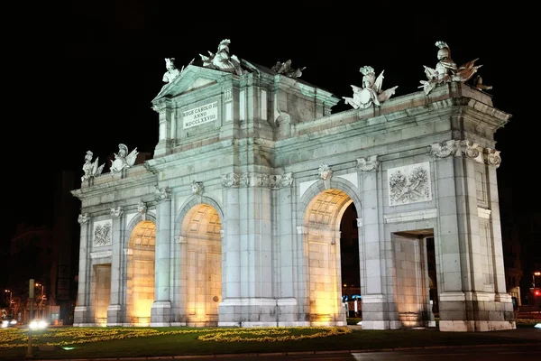 Vista noturna da Porta de Alcala em Madrid, Espanha — Fotografia de Stock