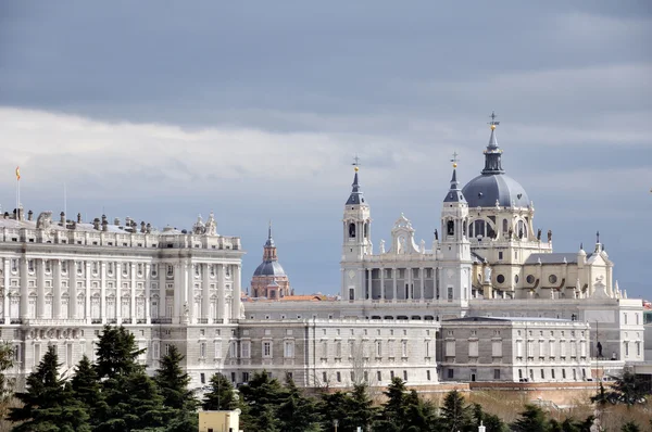 Almudena Katedrali Madrid havadan görünümü — Stok fotoğraf