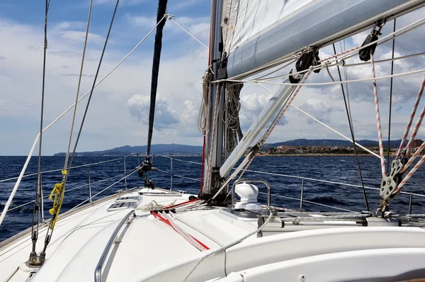 Jachten zeilen met de wolken — Stockfoto