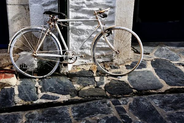 Bicicleta enferrujada velha, Cadaques, Espanha — Fotografia de Stock