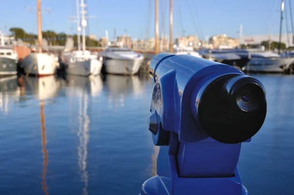 Turistický dalekohled na barcelonský přístav — Stock fotografie