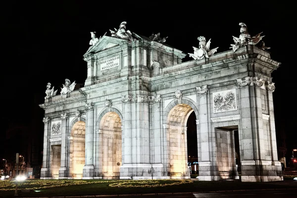 Vista noturna da Porta de Alcala em Madrid, Espanha — Fotografia de Stock