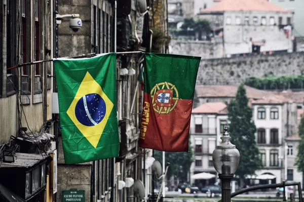 Flaggor på porto street, portugal — Stockfoto