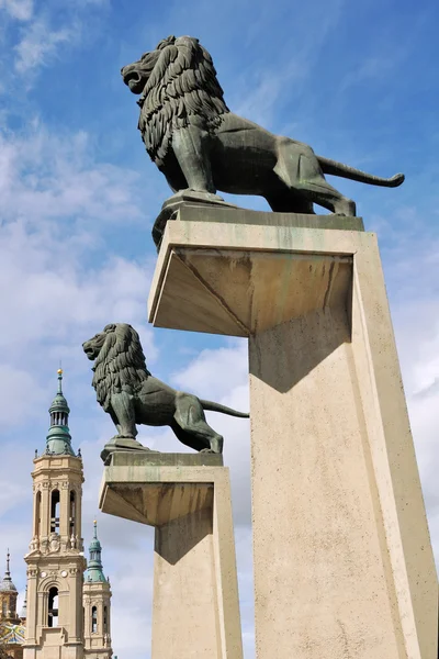 Löwenstatuen auf der Steinbrücke in Zaragoza, Spanien — Stockfoto