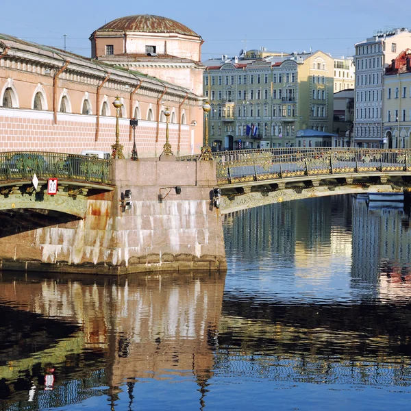 Старое здание и мост с отражением — стоковое фото