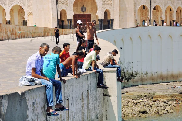 Människor framför moskén i casablanca — Stockfoto