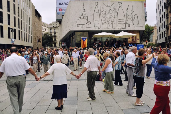 Katalanen tanzen Sardana in Barcelona — Stockfoto