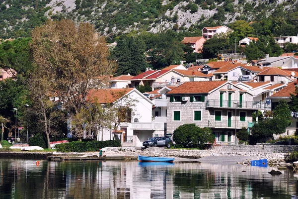 Вид на маленький городок в Черногории осенью — стоковое фото