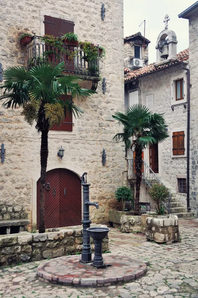 Calles de la vieja ciudad medieval Kotor, Montenegro — Foto de Stock