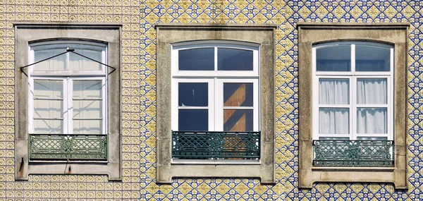 Fenêtres de vieille partie, Porto — Photo