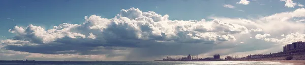 海の向こうの重い雲 — ストック写真
