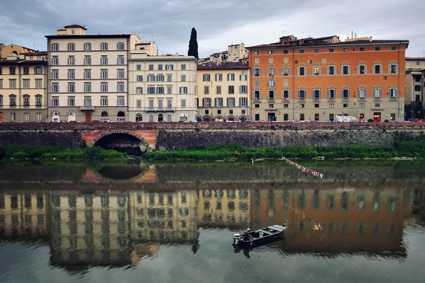 Blick auf alte Häuser in Florenz — Stockfoto