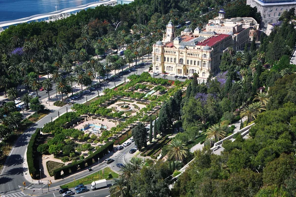 Vue aérienne de l'hôtel de ville et des jardins de Malaga — Photo