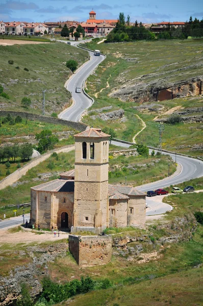 Segovia, İspanya eski kilise ile peyzaj — Stok fotoğraf