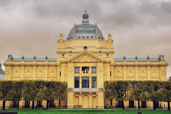 Paviljoen van de kunst gebouw in zagreb — Stockfoto