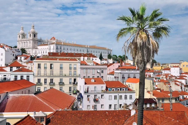 Flygfoto över katedralen med gammal del av Lissabon — Stockfoto