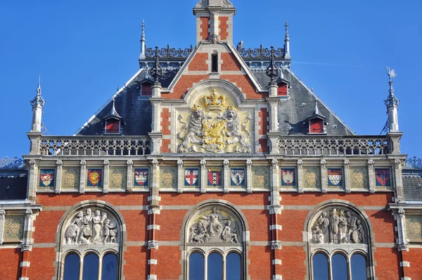 Amsterdam, Nizozemsko k hlavnímu nádraží. — Stock fotografie