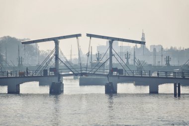 amsterdam'ın ünlü magere brug (sıska Köprüsü)