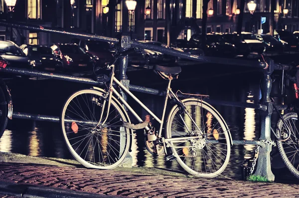 晚上在阿姆斯特丹的老式自行车 — 图库照片