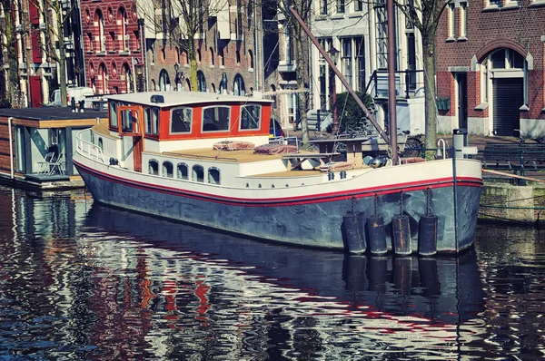 Kanalerna i amsterdam, Nederländerna — Stockfoto