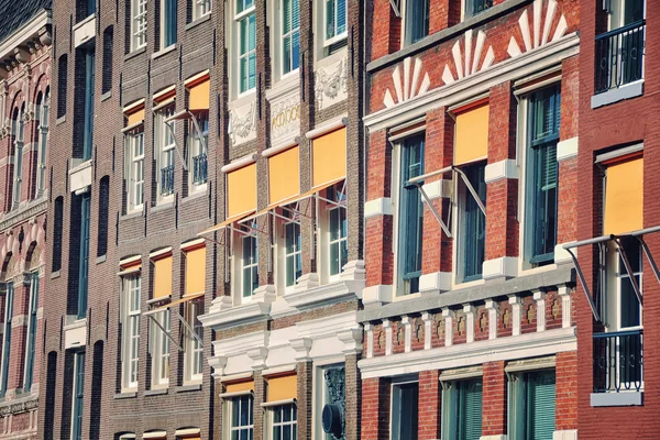 Weergave van oude gebouw gevels in amsterdam sluit — Stockfoto