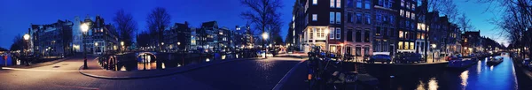 Amsterdam, Nederland grachten en bruggen — Stockfoto