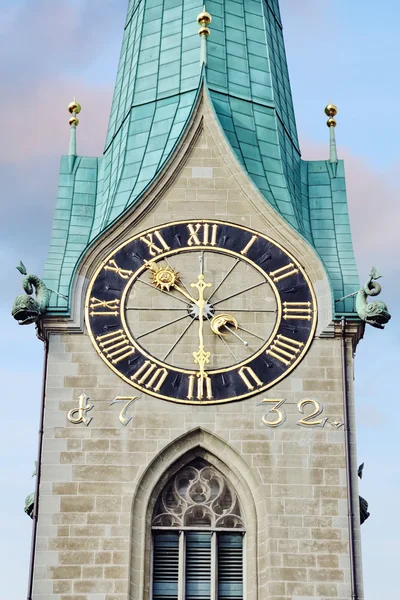 Vue rapprochée de la tour de l'horloge à Zurich — Photo