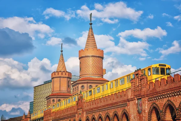 Berlin, Almanya 'daki Oberbaum Köprüsü — Stok fotoğraf