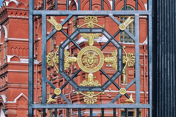 Detail of the gate at Alexander Gardens, Moscow — Stock Photo, Image