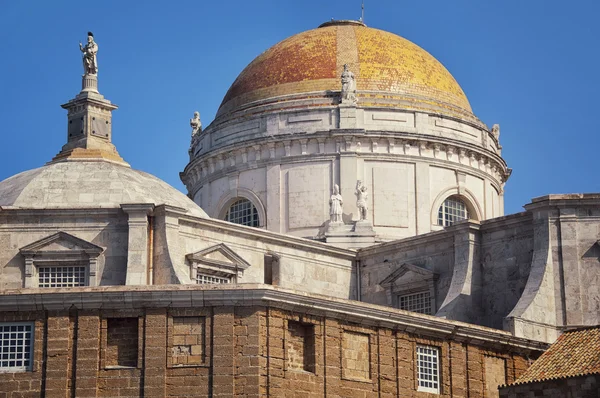 Vista cercana de la Catedral de Cádiz —  Fotos de Stock