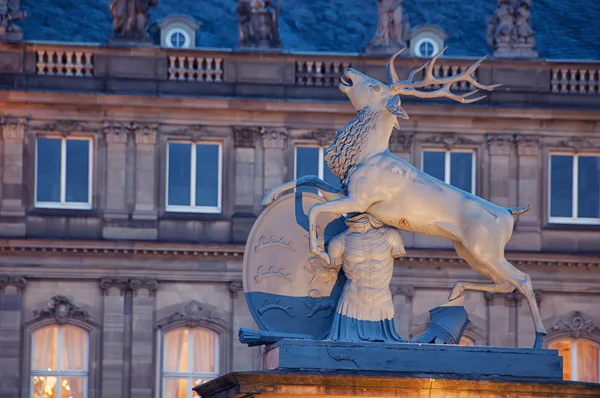 Estatua de un ciervo en la Plaza del Castillo de Stuttgart — Foto de Stock