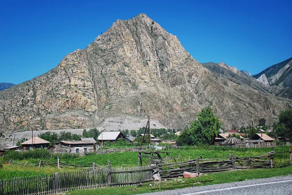 Pequena aldeia nas Montanhas Altai, Rússia — Fotografia de Stock