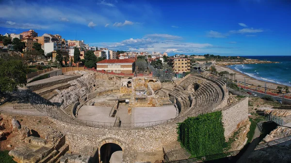 Kusten i tarragona, Spanien med havet, ruiner och sky — Stockfoto