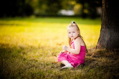 Parktaki güzel küçük kız