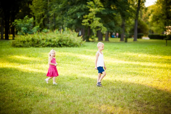 Kleine kinderen in een park — Stockfoto