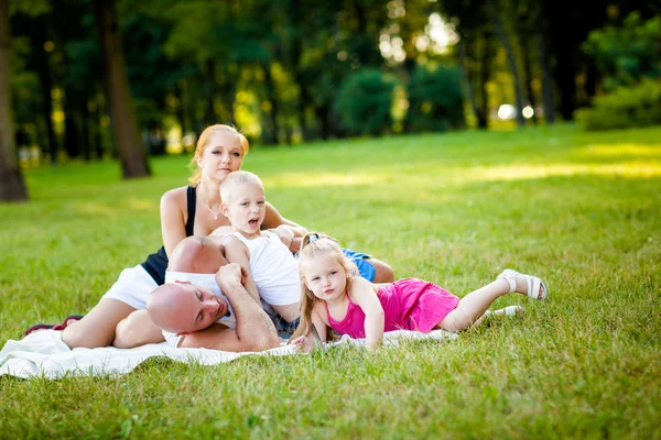 O familie fericită într-un parc — Fotografie, imagine de stoc