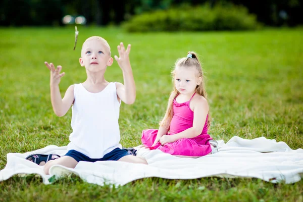Menina e menino feliz em um parque — Fotografia de Stock
