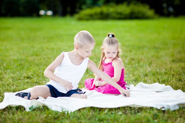 Menina e menino feliz em um parque — Fotografia de Stock