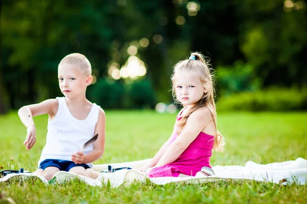 Niño y niña con mariquita en el parque —  Fotos de Stock