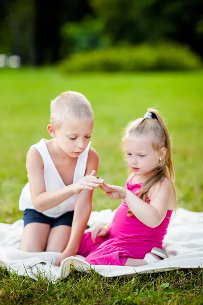 Menino e menina com joaninha no parque — Fotografia de Stock