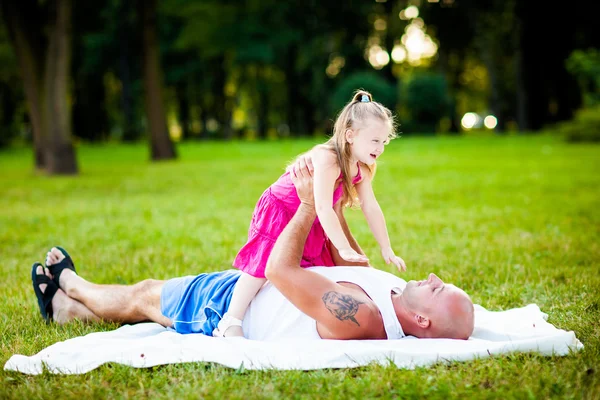 Far og datter morer seg i en park – stockfoto